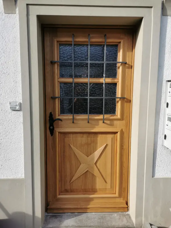 Haustüre Holz mit Ornament